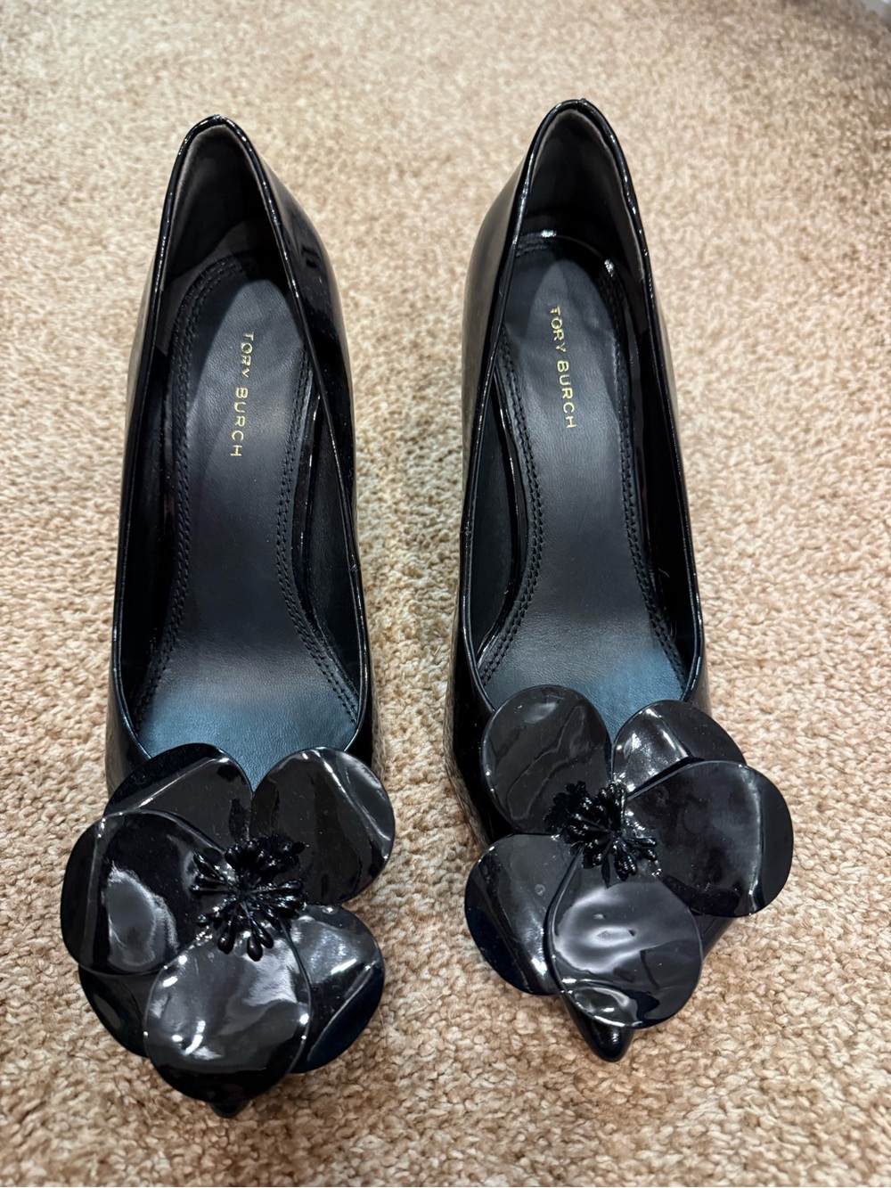 Tory Burch Black Patent Leather Heels with Flower Applique